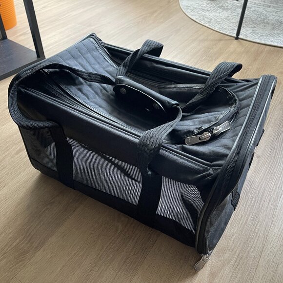 Sherpa Deluxe Pet Carrier size M - Picture 1 of 4